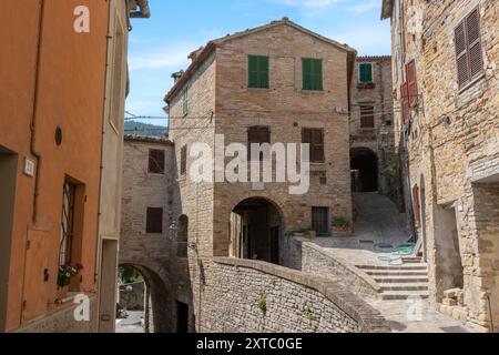 Nella provincia di Ancona, nelle Marche, si trova Serra San Quirico, un bellissimo comune. Situato sulla sponda occidentale del fiume Esino, questo Foto Stock