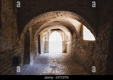 Nella provincia di Ancona, nelle Marche, si trova Serra San Quirico, un bellissimo comune. Situato sulla sponda occidentale del fiume Esino, questo Foto Stock