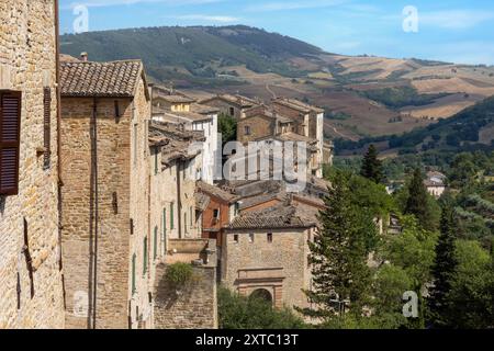 Nella provincia di Ancona, nelle Marche, si trova Serra San Quirico, un bellissimo comune. Situato sulla sponda occidentale del fiume Esino, questo Foto Stock