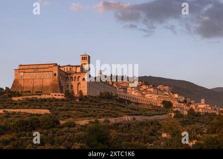 La maestosa Cattedrale di San Rufino sorge nel cuore di Assisi, in Italia, e si affaccia sull'affascinante cittadina medievale e sul pittoresco cou umbro Foto Stock