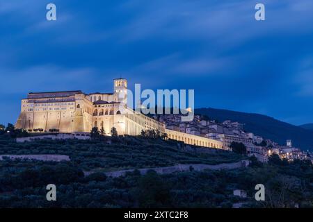 La maestosa Cattedrale di San Rufino sorge nel cuore di Assisi, in Italia, e si affaccia sull'affascinante cittadina medievale e sul pittoresco cou umbro Foto Stock