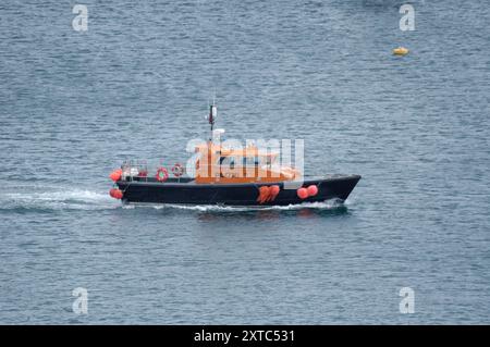 Harbour Pilot in accelerazione a Brixham Harbour, Devon, Inghilterra, regno unito Foto Stock