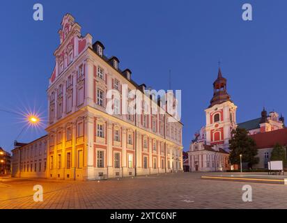 Edificio del Consiglio comunale sulla piazza collegiale all'alba, Poznan, Polonia Foto Stock