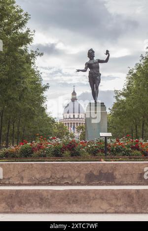 Parigi, Francia - 2023.07.31: La statua l'Acteur Grec (un antico attore greco con un manoscritto) del barone Bourgeois all'interno dei Giardini del Lussemburgo. Foto Stock