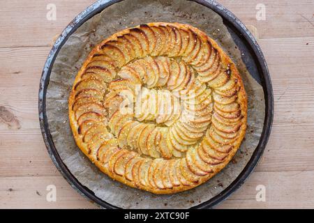 Tatuaggio artigianale con mele fresche e pasta sfoglia, preparato in modo ordinato e cotto nel forno. Foto Stock