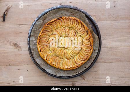 Tatuaggio artigianale con mele fresche e pasta sfoglia, preparato in modo ordinato e cotto nel forno. Foto Stock