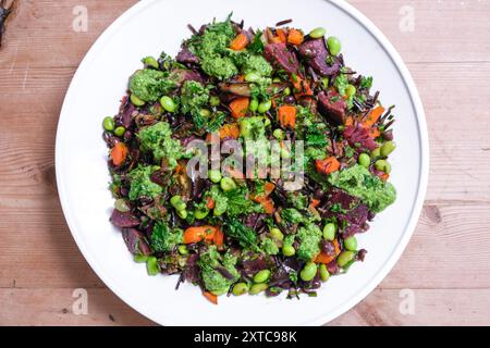 Insalata mista con carote scottate, verdure e legumi. Foto Stock