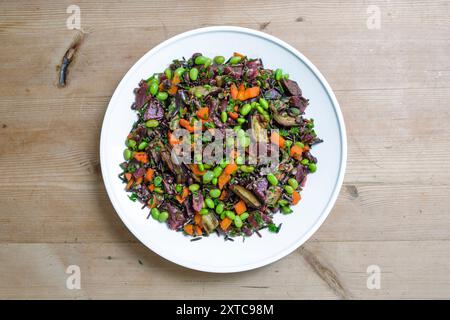 Insalata mista con carote scottate, verdure e legumi. Foto Stock