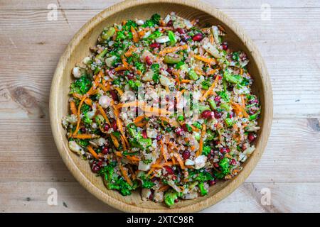 Insalata mista con carote scottate, verdure e legumi. Foto Stock