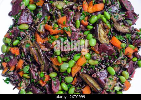 Insalata mista con carote scottate, verdure e legumi. Foto Stock