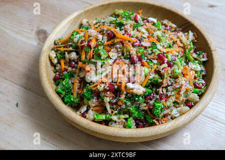 Insalata mista con carote scottate, verdure e legumi. Foto Stock