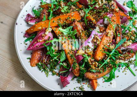 Insalata mista con carote scottate, verdure e legumi. Foto Stock