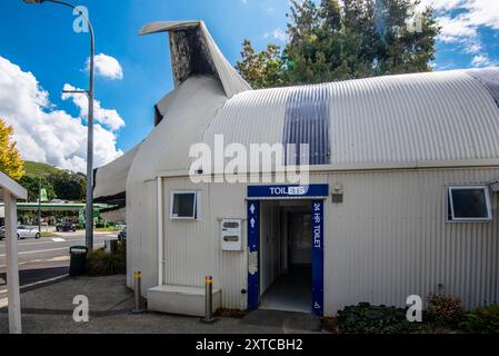 Il New Zealand Big Dog Information Centre di Tirau, nell'Isola del Nord, è un centro visitatori i-SITE e una fermata per i servizi igienici per i visitatori della regione Foto Stock