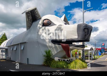 Il New Zealand Big Dog Information Centre di Tirau, nell'Isola del Nord, è un centro visitatori i-SITE e una fermata per i servizi igienici per i visitatori della regione Foto Stock