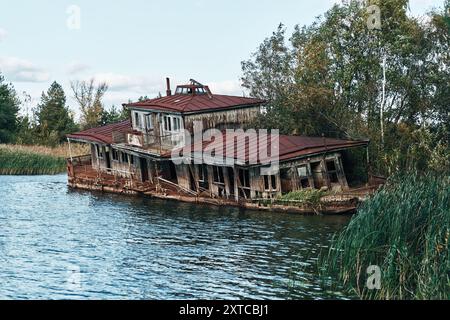 Ristorante galleggiante abbandonato nel porto della città fantasma Pripyat, Chernobyl, Ucraina. Foto Stock