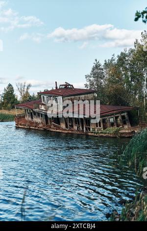 Ristorante galleggiante abbandonato nel porto della città fantasma Pripyat, Chernobyl, Ucraina. Foto Stock