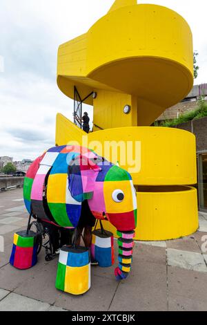 Londra, Regno Unito. 14 agosto 2024. Elmer l'elefante patchwork, un burattino gigante, che fa la sua prima apparizione pubblica mentre sfilata fuori dal Southbank Centre, prima di prendere parte al magico adattamento musicale di Tall Stories degli amatissimi libri Elmer di David McKee. Gli spettacoli si terranno al Lowry di Salford e al Southbank Centre in ottobre. Crediti: Stephen Chung / Alamy Live News Foto Stock