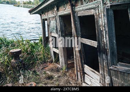 Ristorante galleggiante abbandonato nel porto della città fantasma Pripyat, Chernobyl, Ucraina. Foto Stock
