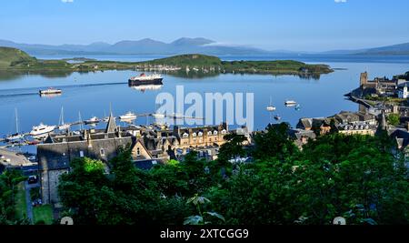 Oban Scotland Gateway to the isles che mostra il porto e il porto dei traghetti con Mull Ferry l'Isola MV di Mull Foto Stock