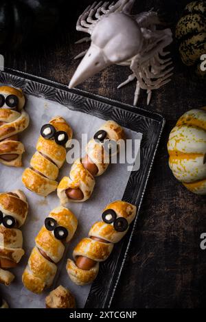 Cibo di Halloween. Ssalsiccia in forma di mummie Foto Stock