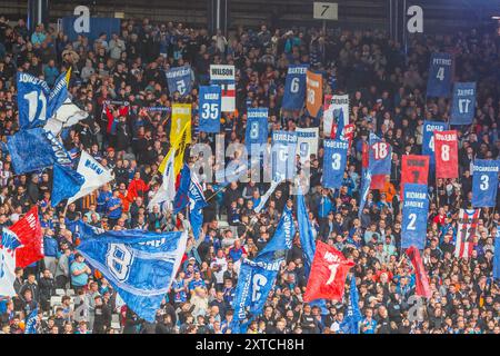 Tifosi dei Rangers sui terrazzi dello stadio di calcio Hampden Park, Glasgow, Scozia, battendo bandiere e striscioni Foto Stock