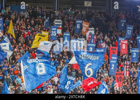 Tifosi dei Rangers sui terrazzi dello stadio di calcio Hampden Park, Glasgow, Scozia, battendo bandiere e striscioni Foto Stock