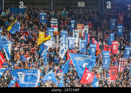 Tifosi dei Rangers sui terrazzi dello stadio di calcio Hampden Park, Glasgow, Scozia, battendo bandiere e striscioni Foto Stock