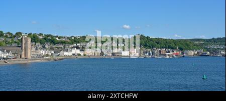 Porto di Oban e città dal traghetto di Mull Foto Stock