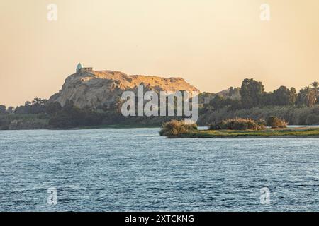 La crociera sul Nilo e l'affascinante contrasto tra la lussureggiante valle verde e l'arido deserto del Sahara. Passa davanti agli antichi templi e ammira Foto Stock