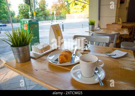 Due tazze di caffè e croissant in una caffetteria. Madrid, Spagna. Foto Stock