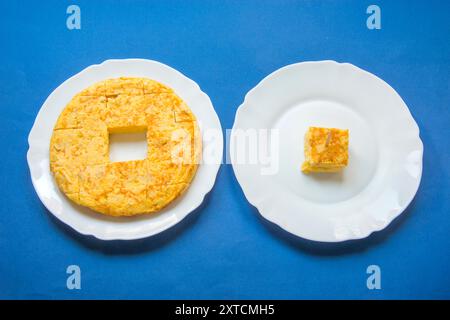 Frittata spagnola tagliato a pezzi in un piatto e un pezzo di esso in un altro piatto. Foto Stock