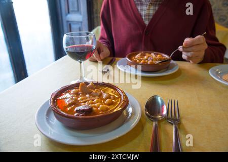 Callos con garbanzos in un ristorante tipico. Madrid, Spagna. Foto Stock