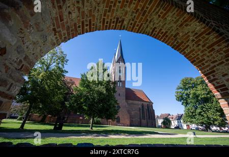 Neuruppin, Germania. 12 agosto 2024. Le torri della chiesa del monastero di Santa Trinitatis si innalzano nel cielo senza nuvole. Crediti: Monika Skolimowska/dpa/Alamy Live News Foto Stock