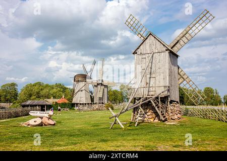 Angla, Saare County, Estonia-09AUG2024-Angla Windmills and Heritage Center a Saaremaa, Estonia. Vecchi mulini a vento in legno in estate. Foto Stock