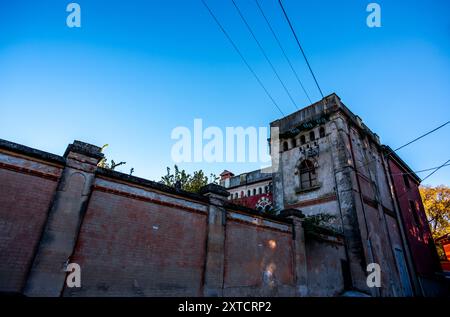 Vecchia centrale elettrica in stile neoclassico ora abbandonata a Lazise Verona Italia Foto Stock