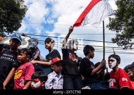 14 agosto 2024, West Bandung Regency, Giava Occidentale, Indonesia: I residenti prendono parte ad un carnevale che commemora il 79° anniversario dell'indipendenza della Repubblica di Indonesia a Lembang, West Bandung Regency, Giava Occidentale. Il carnevale, che si è tenuto per accogliere il 79 ° anniversario dell'indipendenza della Repubblica di Indonesia, ha visto la partecipazione di vari residenti del villaggio con una sfilata di costumi e cultura. (Credit Image: © Dimas Rachmatsyah/ZUMA Press Wire) SOLO PER USO EDITORIALE! Non per USO commerciale! Foto Stock