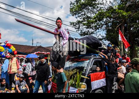 14 agosto 2024, West Bandung Regency, Giava Occidentale, Indonesia: I residenti prendono parte ad un carnevale che commemora il 79° anniversario dell'indipendenza della Repubblica di Indonesia a Lembang, West Bandung Regency, Giava Occidentale. Il carnevale, che si è tenuto per accogliere il 79 ° anniversario dell'indipendenza della Repubblica di Indonesia, ha visto la partecipazione di vari residenti del villaggio con una sfilata di costumi e cultura. (Credit Image: © Dimas Rachmatsyah/ZUMA Press Wire) SOLO PER USO EDITORIALE! Non per USO commerciale! Foto Stock