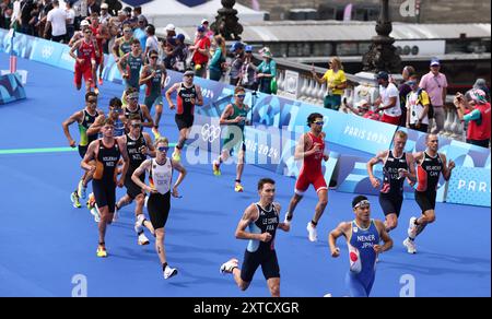 PARIGI, FRANCIA - LUGLIO 31: Gli atleti gareggiano durante il Triathlon individuale maschile il quinto giorno dei Giochi Olimpici di Parigi 2024 a Pont Alexandre III il 31 luglio 2024 a Parigi, Francia. © diebilderwelt / Alamy Stock Foto Stock