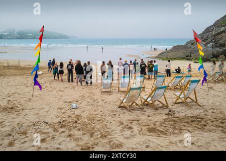 Gli spettatori si riuniscono per l'inizio della gara di surf Sand Bandit Showdown al GT Western Great Western Beach di Newquay in Cornovaglia nel Regno Unito. Foto Stock