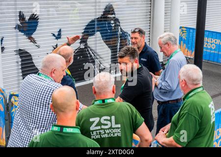 Londra, Regno Unito. 14 agosto 2024. Il personale della ZSL cerca di decidere cosa farne - un altro Banksy è apparso allo ZSL, lo zoo di Londra, nel parco del Regent. L'opera raffigurante un gorilla, una foca e degli uccelli segna il suo nono capitolo in una serie finora incentrata esclusivamente sugli animali. La sua ultima campagna per i graffiti è iniziata la settimana scorsa, quando una capra di stambecco è apparsa vicino a Kew Bridge, a Richmond, a ovest di Londra. In totale CE n'erano nove e questo dovrebbe essere l'ultimo. Crediti: Guy Bell/Alamy Live News Foto Stock