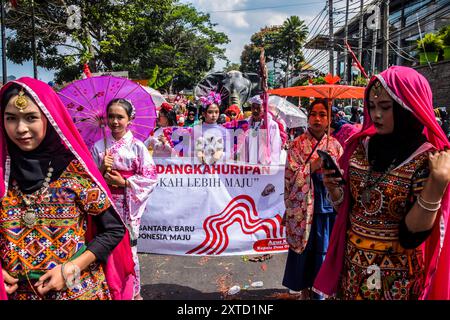 14 agosto 2024, West Bandung Regency, Giava Occidentale, Indonesia: I residenti prendono parte ad un carnevale che commemora il 79° anniversario dell'indipendenza della Repubblica di Indonesia a Lembang, West Bandung Regency, Giava Occidentale. Il carnevale, che si è tenuto per accogliere il 79 ° anniversario dell'indipendenza della Repubblica di Indonesia, ha visto la partecipazione di vari residenti del villaggio con una sfilata di costumi e cultura. (Credit Image: © Dimas Rachmatsyah/ZUMA Press Wire) SOLO PER USO EDITORIALE! Non per USO commerciale! Foto Stock