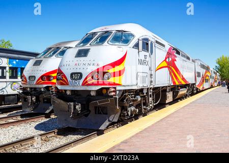 Züge des New Mexico Rail Runner Express Regionalbahn Zug Bahn Eisenbahn a Santa Fe, USA Santa Fe, USA - 8. Mai 2023: Züge des New Mexico Rail Runner Express Regionalbahn Zug Bahn Eisenbahn a Santa Fe, Stati Uniti. *** Treni della New Mexico Rail Runner Express Regional Train Railroad a Santa Fe, USA Santa Fe, USA 8 maggio 2023 treni della New Mexico Rail Runner Express Regional Train Railroad a Santa Fe, USA Foto Stock