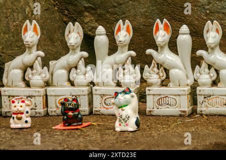 Kyoto, Giappone - 4 marzo 2018 - statuette di volpi e gatti in ceramica al Santuario di Nonomiya circondato da Arashiyama Bamboo Grove Foto Stock