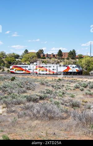 Zug des New Mexico Rail Runner Express Regionalbahn Bahn Eisenbahn Hochformat a Santa Fe, USA Santa Fe, USA - 8. Mai 2023: Zug des New Mexico Rail Runner Express Regionalbahn Bahn Eisenbahn Hochformat a Santa Fe, USA. *** Train of the New Mexico Rail Runner Express Regional Railroad Portrait a Santa Fe, USA Santa Fe, USA 8 maggio 2023 Train of the New Mexico Rail Runner Express Regional Railroad Portrait a Santa Fe, USA Foto Stock