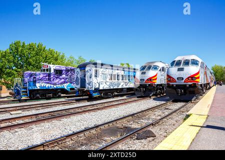 Züge des New Mexico Rail Runner Express Regionalbahn Zug Bahn Eisenbahn a Santa Fe, USA Santa Fe, USA - 8. Mai 2023: Züge des New Mexico Rail Runner Express Regionalbahn Zug Bahn Eisenbahn a Santa Fe, Stati Uniti. *** Treni della New Mexico Rail Runner Express Regional Train Railroad a Santa Fe, USA Santa Fe, USA 8 maggio 2023 treni della New Mexico Rail Runner Express Regional Train Railroad a Santa Fe, USA Foto Stock