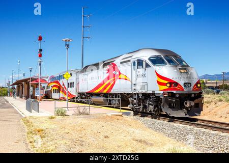 Zug des New Mexico Rail Runner Express Regionalbahn Bahn Eisenbahn am Bahnhof Zia Road a Santa Fe, USA Santa Fe, USA - 8. Mai 2023: Zug des New Mexico Rail Runner Express Regionalbahn Bahn Eisenbahn am Bahnhof Zia Road a Santa Fe, Stati Uniti. *** New Mexico Rail Runner Express Regional Railroad treno presso la stazione di Zia Road a Santa Fe, Stati Uniti d'America Santa Fe, Stati Uniti 8 maggio 2023 treno New Mexico Rail Runner Express Regional Railroad presso la stazione di Zia Road a Santa Fe, Stati Uniti Foto Stock