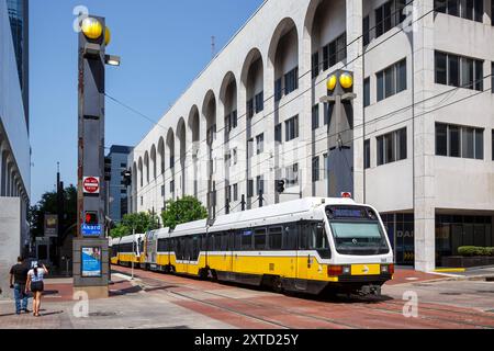 Stadtbahn Dallas DART Light Rail Nahverkehr an der Haltestelle Akard a Dallas, Stati Uniti Dallas, Stati Uniti - 5. Mai 2023: Stadtbahn Dallas DART Light Rail Nahverkehr an der Haltestelle Akard a Dallas, USA. *** Servizio ferroviario pendolare Dallas DART Light Rail alla fermata Akard di Dallas, Stati Uniti Dallas, Stati Uniti 5 maggio 2023 servizio ferroviario pendolare Dallas DART Light Rail presso la fermata Akard di Dallas, Stati Uniti Foto Stock