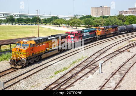 Güterzug der BNSF Railway Zug Bahn Eisenbahn a Dallas, USA Dallas, USA - 5. Mai 2023: Güterzug der BNSF Railway Zug Bahn Eisenbahn a Dallas, Stati Uniti. *** Treno merci della ferrovia ferroviaria BNSF Railway a Dallas, Stati Uniti Dallas, Stati Uniti 5 maggio 2023 treno merci della ferrovia ferroviaria BNSF a Dallas, Stati Uniti Foto Stock