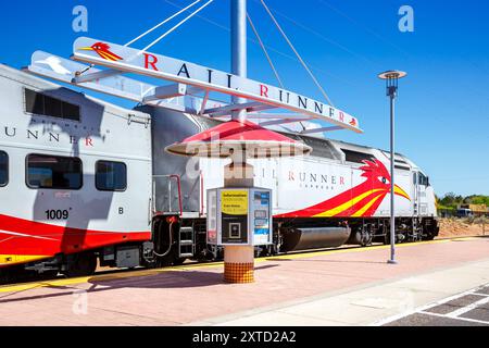 Zug des New Mexico Rail Runner Express Regionalbahn Bahn Eisenbahn am Bahnhof Zia Road a Santa Fe, USA Santa Fe, USA - 8. Mai 2023: Zug des New Mexico Rail Runner Express Regionalbahn Bahn Eisenbahn am Bahnhof Zia Road a Santa Fe, Stati Uniti. *** New Mexico Rail Runner Express Regional Railroad treno presso la stazione di Zia Road a Santa Fe, Stati Uniti d'America Santa Fe, Stati Uniti 8 maggio 2023 treno New Mexico Rail Runner Express Regional Railroad presso la stazione di Zia Road a Santa Fe, Stati Uniti Foto Stock