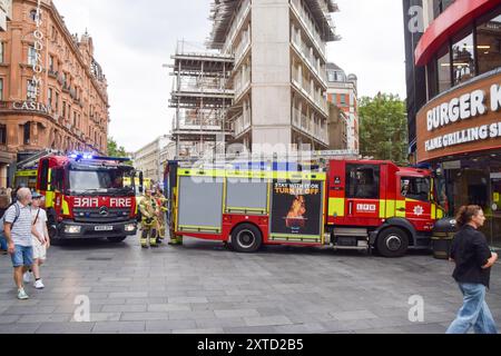 Londra, Regno Unito. 14 agosto 2024. I vigili del fuoco, le ambulanze e la polizia sigillano una parte di Leicester Square intorno a un cantiere in seguito a un incidente. Crediti: Vuk Valcic/Alamy Live News Foto Stock